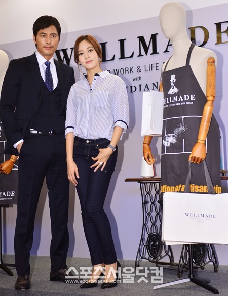 세정그룹 창립 40주년 통합 유통 브랜드 웰 메이드 론칭 행사가 26일 오전 서울 중구 프라자호텔에서 열린 가운데 배우 정우성(왼쪽)과 성유리가 포토타임을 갖고 있다. / 배정한 기자