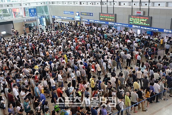 2013년 추석 연휴 기차표 창구 예매가 시작된 28일 오전 시민들이 기차표 예매를 위해 서울역 창구에 줄지어 기다리고 있다. /최진석 기자