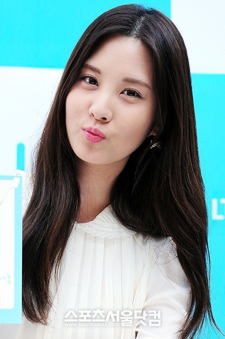 그룹 소녀시대의 서현이 28일 오후 서울 합정동 공공장소에서 열린 SK텔레콤 눝 챔피언십 소녀시대 서현 팬미팅에 참석해 포토타임을 갖고 있다. /이영훈 인턴기자