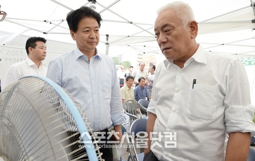 27일부터 노숙투쟁에 들어간 민주당 김한길 대표가 무더위에 선풍기 바람을 쐬고 있다. / 최진석 기자