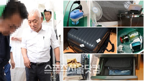 천막 집으로 들어가는 김 대표. 천막 집 안에는 벌레퇴치제, 선풍기, 그의 아들 이름이 적힌 트렁크와 이불 등 노숙 생활을 위한 물건들이 정리돼 있다. 휴지통에는 담뱃갑이 버려져 있다.