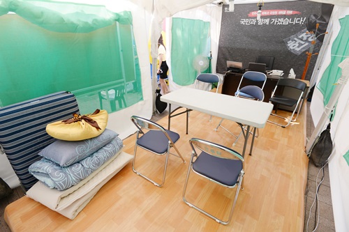 김 대표가 노숙 생활을 하고 있는 천막 집 안 전경.