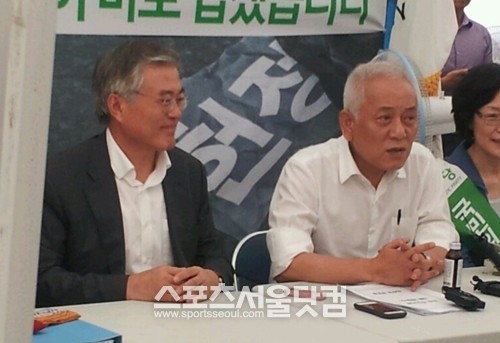 28일 오후, 민주당 문재인(왼쪽) 의원이 천막당사를 첫 방문하고 김 대표와 이야기를 나눴다. / 오경희 기자