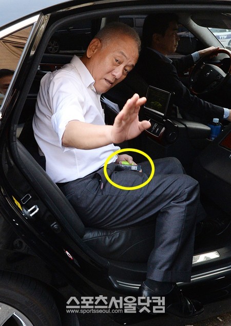 간담회를 마친 김 대표가 손에 담배와 라이터를 쥔 채 천막당사를 떠나 차에 오르고 있다.