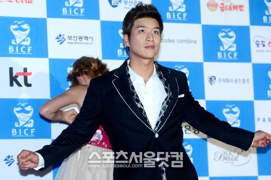 코미디언 오나미(왼쪽)와 송병철이 29일 오후 부산시 해운대구 영화의전당에서 열린 제1회 부산국제코미디페스티벌 레드카펫 행사에 참여한 가운데 가슴을 노출할 뻔했던 오나미가 뒤로 돌아서자 송병철이 앞으로 나와 춤을 추고 있다./부산=남윤호 기자