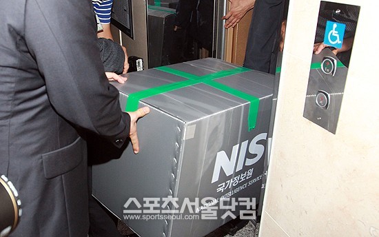 국정원이 30일 오후 통합진보당 이석기 의원의 보좌관인 우위영 전 진보당 대변인의 원룸을 압수 수색했다. 사진은 이 의원에 대한 국정원의 압수수색이 종료된 30일 새벽 국정원 수사관들이 서울 여의도 국회 의원회관의 이 의원실에서 압수한 물품을 들고 나오고 있는 장면. /임영무 기자