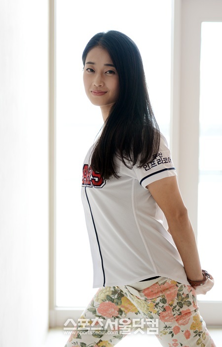 지난 17일 서울 잠실구장에서 열린 SK 와이번스와 두산 베어스와의 경기에서 45도 뒤후리기 기술로 더한 태권 시구를 보여줘 화제를 모은 태미./임영무 기자