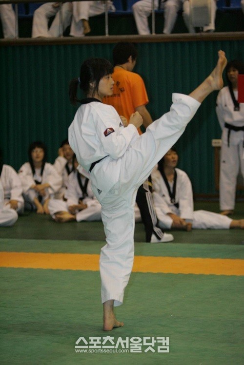 발차기는 이렇게, 느낌 아니까~ 지난 2006년 열린 전국 태권도대회에서 화려한 발차기 기술을 보여준 태미./태미 제공