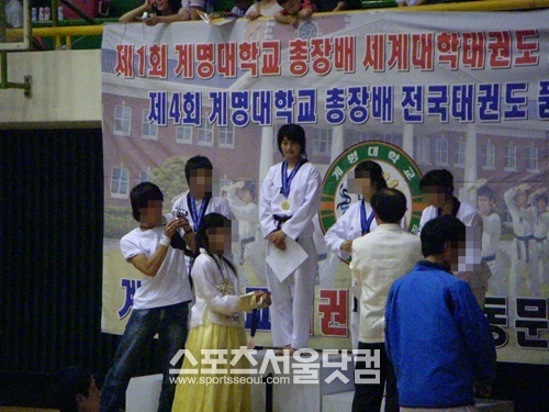 제일 높은 곳에서 상 받아요 지난 2007년 전국 태권도대회에서 정상에 오른 태미가 상을 받고 있다./태미 제공