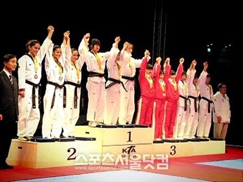 국내를 넘어 세계로~ 지난 2007년 열린 세계 태권도 선수권대회에서 1위한 태미가 동료들과 기뻐하고 있다./태미 제공