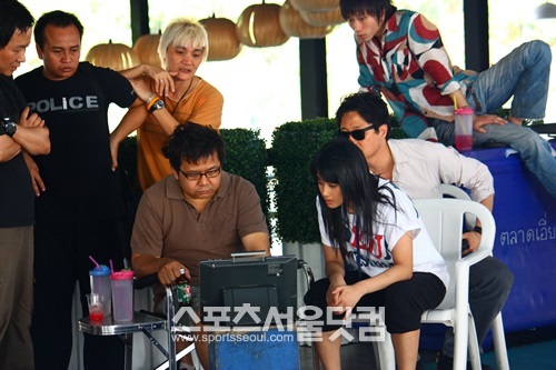 옹박 감독님~ 영화는 어려워요 지난 2010년 더 킥에 캐스팅 돼 옹박 감독과 만난 태미. 모니터링을 하고 있다./태미 제공