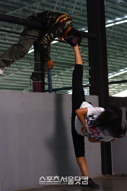 다리 찢기가 제일 쉬웠어요 더 킥 촬영 전 다리를 180도 찢는 하늘옆차기 기술을 연습하고 있는 태미./태미 제공