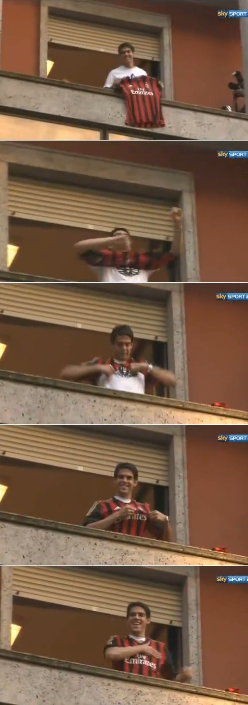 4년 만에 친정팀 AC 밀란으로 돌아온 카카가 팬들 앞에서 유니폼을 직접 입어 보이며 복귀 인사를 건넸다. / 유튜브 영상 캡처