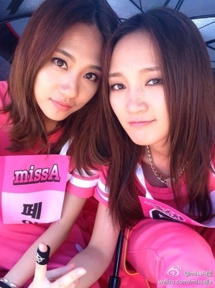 미쓰에이 지아(오른쪽)가 팀 동료 페이와 아육대 인증샷을 공개했다. / 지아 웨이보