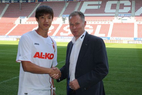 홍정호(왼쪽)가 1일(한국시간) 독일 분데스리가 아우크스부르크에 입단한 소식이 구단 홈페이지를 장식했다. / 아우크스부르크 홈페이지 캡처