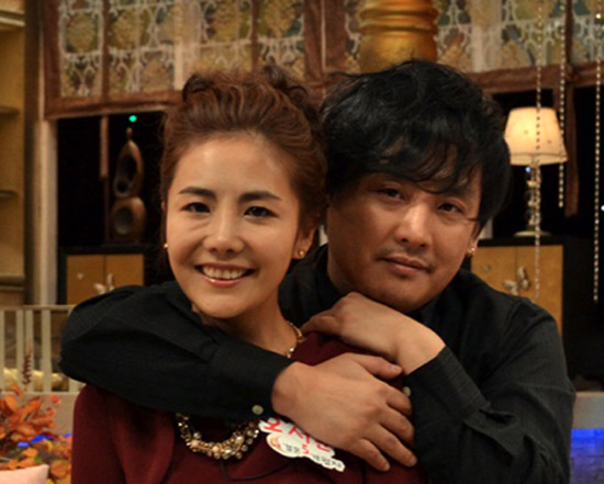 가수 현진영(오른쪽)이 아내 오서운과 다음 달 12일 오후 7시 서울 중구 롯데호텔에서 결혼식을 올린다./SBS 제공