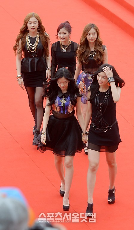 걸그룹 투아이즈가 5일 오후 서울 장충동 극립극장에서 열린 ‘서울드라마어워즈 2013’에서 레드카펫을 밟고 있다. /문병희 기자