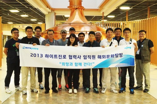 대우패키지 홍남기 이사(왼쪽에서 네 번째) 외 협력사 임직원들이 일본 고베에 위치한 기린 비어파크를 방문해 기념촬영을 하고 있다./하이트진로 제공