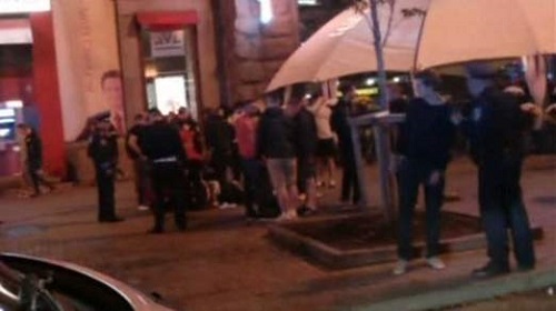 우크라이나 키예프에서 잉글랜드 축구 서포터즈가 우크라이나 서포터즈에게 공격을 받고 쓰러져 있다. / 유튜브 영상 캡처