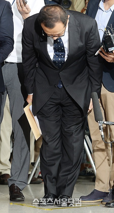 전두환 전 대통령의 장남인 전재국 씨가 미납추징금 1672억원에 대한 자진 납부 계획을 검찰에 제출하기 위해 10일 오후 서울 서초동 서울중앙지검에 출석해 취재진을 향해 고개숙이고 있다. /이새롬 기자