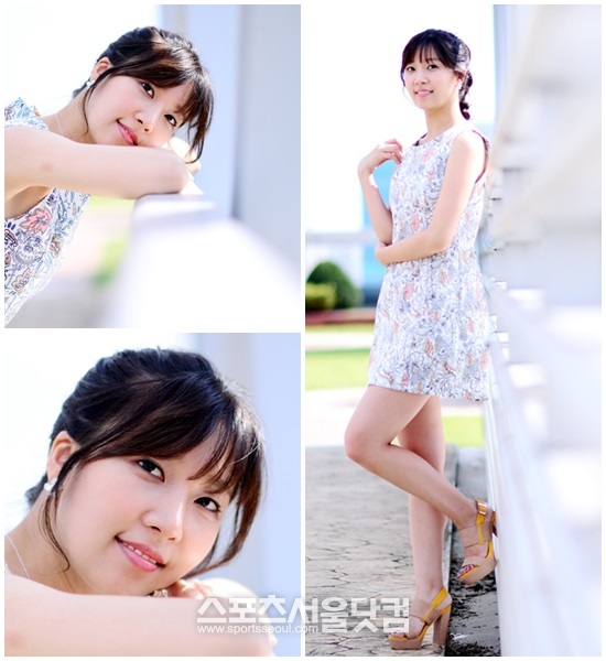 트로트 신예 이지민이 지난 4일 오후 서울 금천구 가산동의 <더팩트>사옥에서 이뤄진 인터뷰에서 여성스럽고 단아한 면모를 뽐냈다. 또한 성숙한 말투가 눈길을 사로잡았다./남윤호 기자