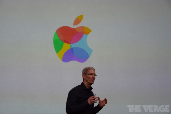 11일(국내시각) 미국 캘리포니아주 쿠퍼티노 애플 캠퍼스에서 팀 쿡 애플 최고경영자(CEO)가 아이폰 신제품을 발표하고 있다./ 더 버지 캡처