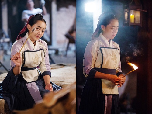 문근영이 불쏘시개를 들고 깜찍한 표정으로 카메라를 바라보는가 하면, 경건하게 가마를 보고 서 있어 눈길을 끈다./더제이스토리 제공