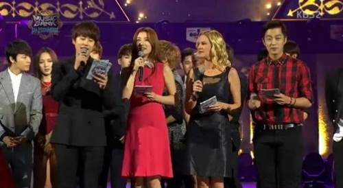 뮤직뱅크 인 이스탄불의 MC를 맡은 규현, 수지, 아이쉐 슈벨레, 두준(왼쪽부터)이 진행을 하고 있다. / KBS방송화면