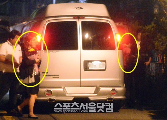 백윤식(오른쪽)과 30살 연하의 여자 친구는 지난해 6월부터 지금까지 진지한 만남을 이어 오고 있다. /문병희 기자