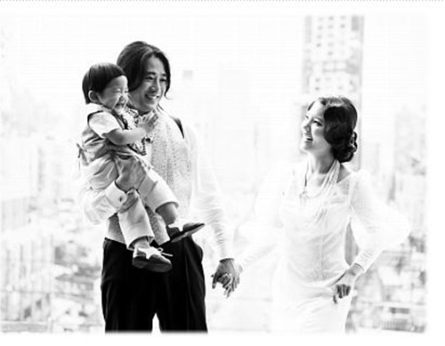 백윤식의 열애 소식에 그의 아들과 며느리인 백도빈(왼쪽)과 정시아 부부에 대한 관심도 뜨겁다. 누리꾼들은 백도빈-정시아 부부에게 정말 쿨한 아들과 며느리다는 댓글을 남기기도 했다. / 정시아 미니홈피