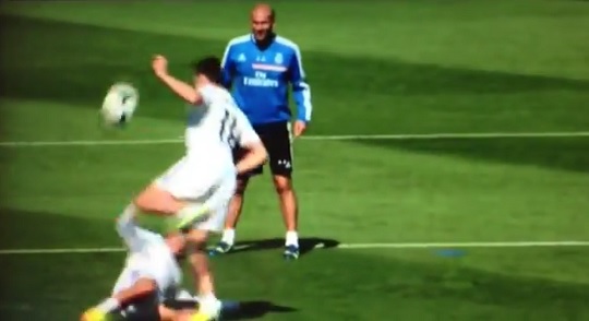 레알 마드리드 훈련장에서 가레스 베일(가운데)에게 슬라이딩 태클을 시도하는 크리스티아누 호날두(왼쪽)를 수석코치인 지네딘 지단이 흐뭇하게 바라보고 있다. / 유튜브 영상 캡처