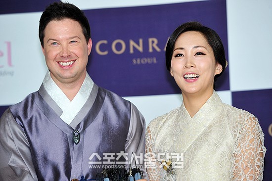 가수 제이(오른쪽)와 주한미군 작전장교 출신의 예비남편이 14일 오후 서울 여의도동 콘래드호텔에서 열릴 결혼식에 앞서 기자회견을 갖고 있다. /이영훈 인턴기자