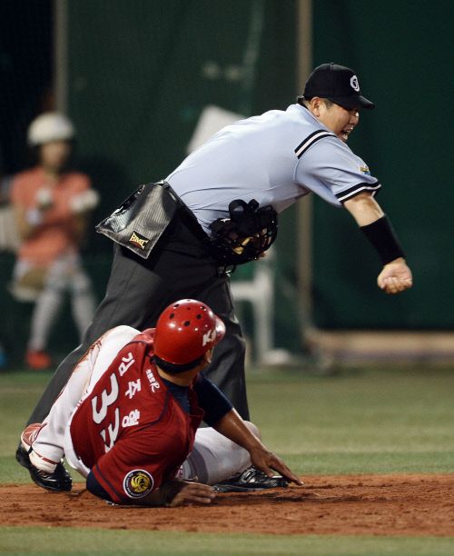 지난달 25일 목동 구장에서 열린 2013 한국야쿠르트 세븐 프로야구 넥센 히어로즈와 KIA 타이거즈전에서 4회초 KIA 김주형에게 아웃 판정을 내리고 있는 박근영 심판. / 스포츠서울 DB