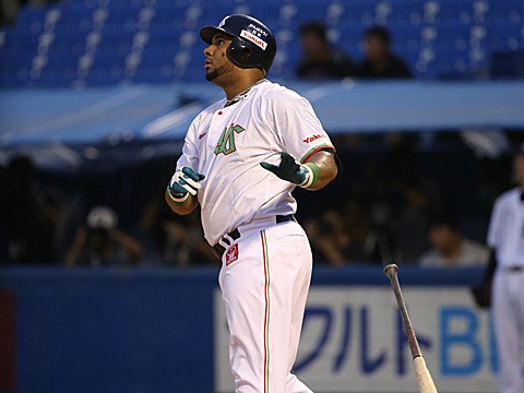 15일 한신 타이거즈와 홈 경기에서 시즌 56, 57홈런을 터뜨리며 일본 프로야구와 아시아 한 시즌 최다 홈런을 경신한 야쿠르트 스왈로스 블라디미르 발렌틴. / 야쿠르트 스왈로스 홈페이지