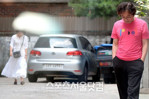 배우 백윤식(66)이 30살 연하의 지상파 방송사 K모(36) 기자와 열애 중인 사실이 밝혀졌다. 두 사람은 아직 결혼 계획은 없는 것으로 알려졌다. / 문병희 기자