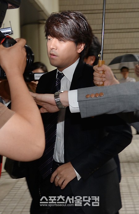 아내를 폭행·협박하고 아내 차량에 몰래 위치추적장치를 부착한 혐의로 벌금 700만 원을 선고받은 탤런트 류시원(41)이 선고 당일 항소장을 제출했다. / 이새롬 기자