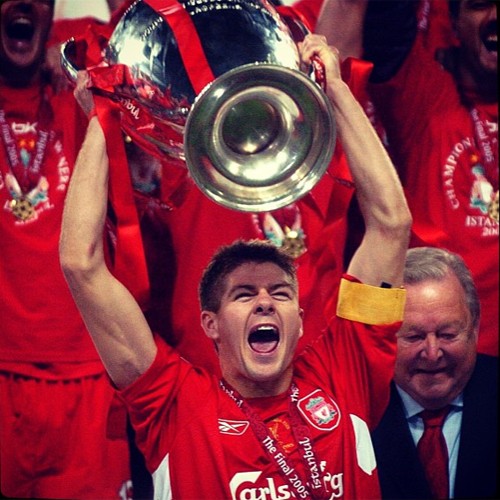 리버풀 스티븐 제라드가 2004~2005시즌 유럽축구연맹 챔피언스리그 결승전에서 승부차기 끝에 AC 밀란을 물리치자 우승컵을 들고 환호하고 있다. / 리버풀 인스타그램