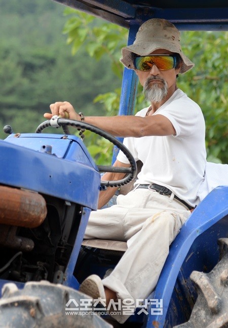 강 전 대표가 흙 묻은 작업복을 입고 능숙하게 트랙터를 운전하며 가을 농사를 마무리하고 있다./사천=이새롬 기자