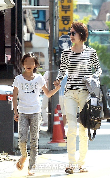 드라마 ‘황금의 제국’ 종영일인 17일 오후 여주인공으로 열연을 펼친 배우 이요원이 드라마에서의 카리스마를 벗고 모성애 넘치는 엄마로 망중한을 즐기는 모습이 <더팩트>카메라에 포착됐다. /이새롬 기자