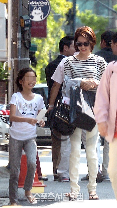 엄마, 용돈 받았어요~ 미소짓는 이요원의 딸.