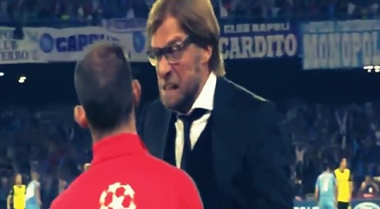 나폴리(이탈리아)와 치른 유럽축구연맹(UEFA) 챔피언스리그 조별리그 1차전에서 전반 29분 곤살로 이과인에게 선제골을 허용한 뒤 대기심에 항의한 위르겐 클롭(오른쪽) 보루시아 도르트문트(독일) 감독. / 유튜브 영상 캡처