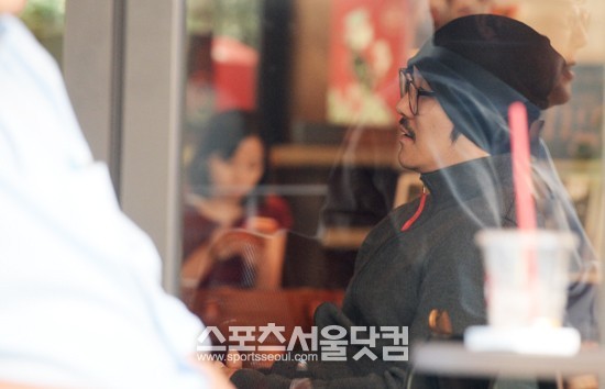 여유있는 KCM? -가수 KCM이 카페에서 지인과 담소를 나누고 있다.