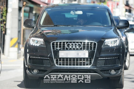 운전도 합법이에요!-가수 KCM이 자신의 차량을 타고 이동하고 있다.