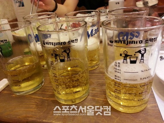 소맥 전용잔으로 누구나 황금 비율을 맞출 수 있게 됐다. 추석 명절 가족, 친구들과 폭음이 아닌 즐거운 시간을 보낼 수 있는 폭탄주를 만들어보는 것은 어떨까./서재근 기자