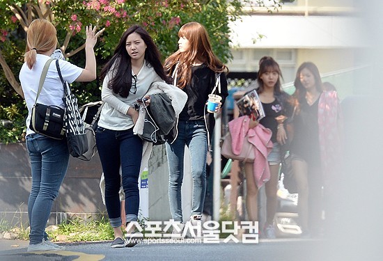 걸그룹에겐 무릎담요가 필수-차량에서 내려 골목을 걸어 들어오는 에이핑크 멤버들의 손에 무릎담요가 하나씩 들려 있다.