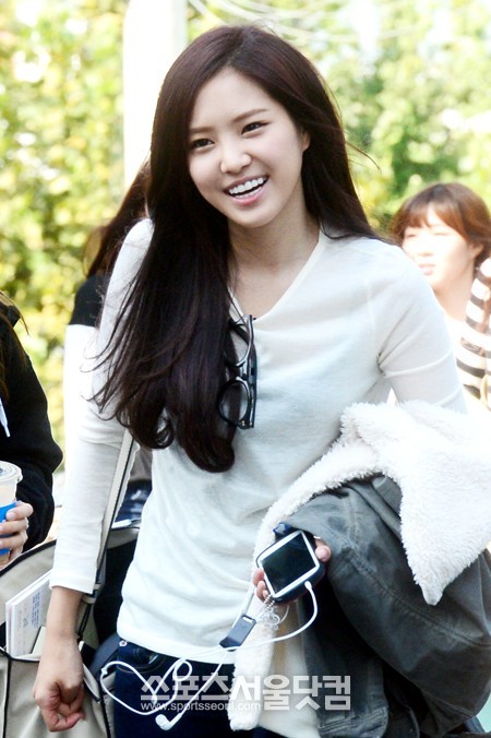 민낯에도 빛나는 손나은-흰색 시스루 상의에 뿔테 안경을 간편하게 마무리한 손나은이 환한 미소를 지으며 관계자와 인사를 나누고 있다.