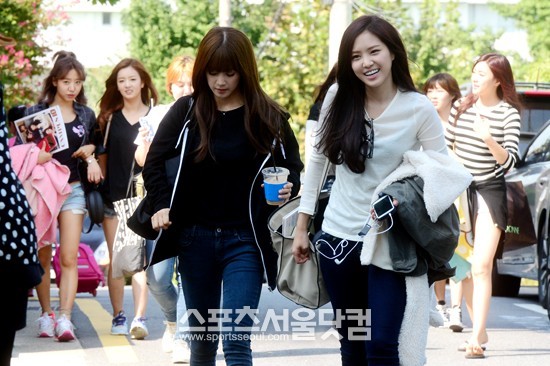 그룹 에이핑크가 교복 화보 촬영을 위해 스튜디오로 향하는 모습이 <더팩트> 카메라에 포착됐다. 밝게 웃는 손나은(오른쪽)의 모습이 인상적이다. /임영무·남윤호 기자