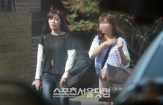 마음씨 고운 정은지-수수한 청바지 차림의 정은지(왼쪽)가 스타일리스트의 옷가방을 함께 나눠 메고 스튜디오로 향하고 있다.