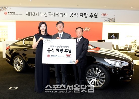 기아자동차가 제 18회 부산국제영화제를 공식 후원한다. 배우 송선미, 이용관 부산국제영화제 집행위원장, 김창식 기아차 국내영업본부장(왼쪽부터)/ 기아차 제공