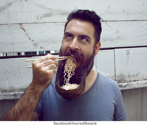 턱수염 라면 그릇 사진이 누리꾼들 사이에서 화제다. / 온라인 커뮤니티